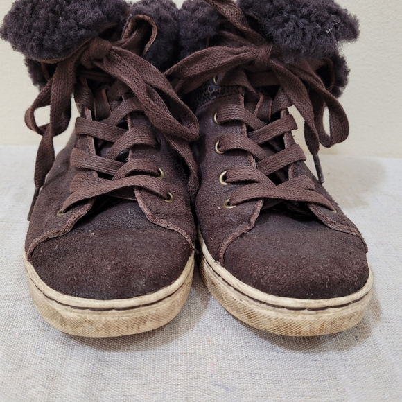 UGG shoes youth size 5 - Picture 4 of 9